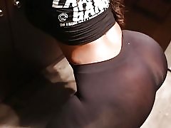 Mun twerking trong xà cạp