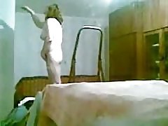 Gián điệp mẹ thông qua tòa án sân cửa sổ