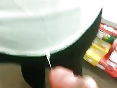 Cum về cô gái (cô chạm vào tinh trùng với tay)