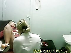 Cô gái tóc vàng viếng thăm bác sĩ của tôi.