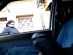 Flash lần đầu tiên nhìn sang một bên và sau đó nhìn thấy nó trước