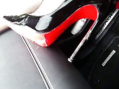 Liếm sạch gót của tôi! slut trong xe hơi leatheramp; louboutin gót