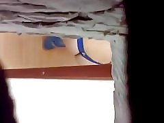 Cô gái Brazil ngon. thay đổi quần áo.