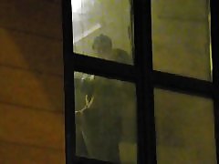 Bé trai xem những người hàng xóm