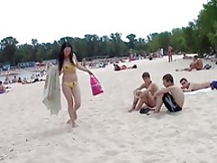 Khỏa thân thiếu niên bạn vạch trần bản thân trong nước